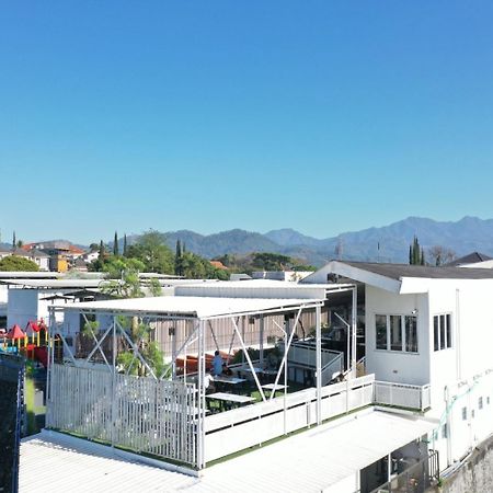 Kontena Hotel Batu  Esterno foto